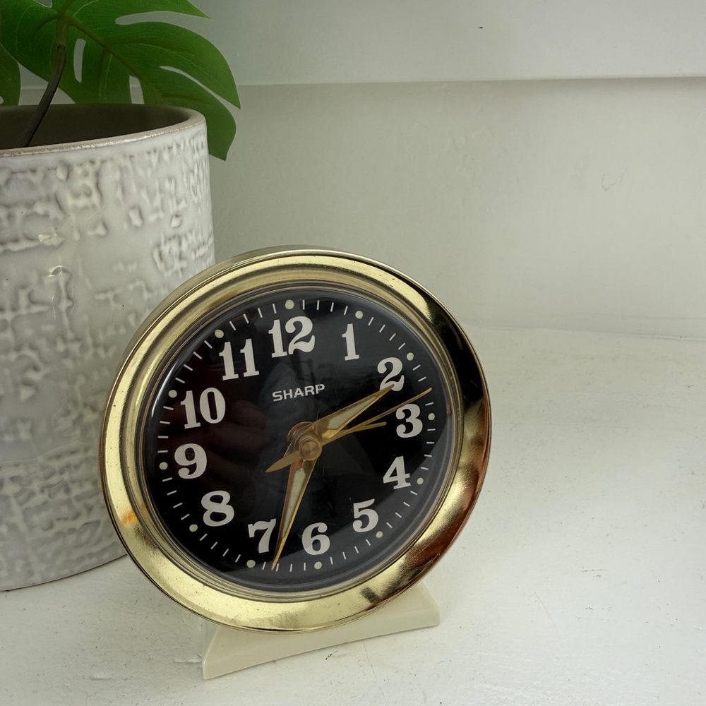 Sharp wind-up alarm clock